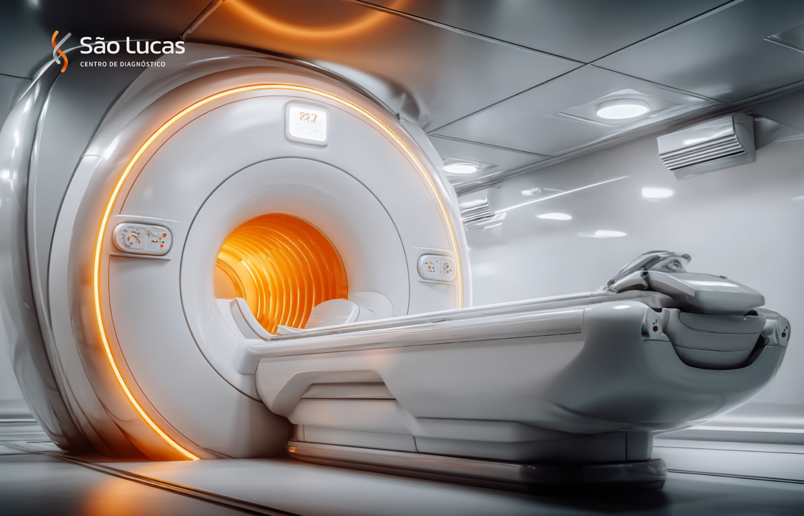 Equipamento moderno de ressonância magnética em sala climatizada e bem iluminada.