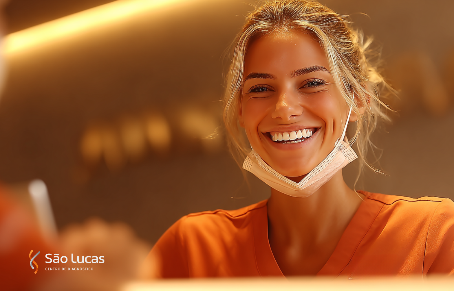 Paciente sendo recebida com sorriso na recepção da clínica São Lucas.